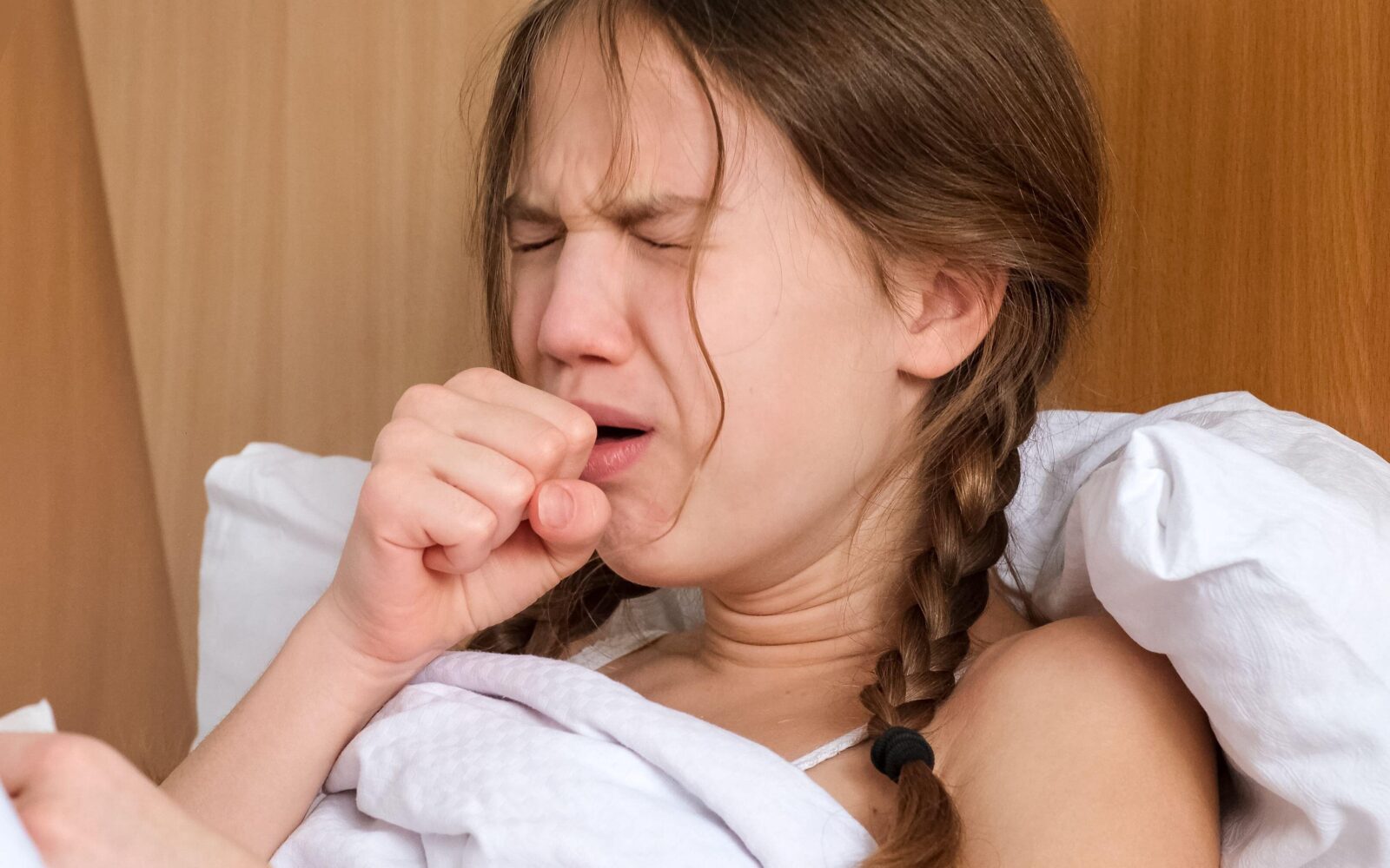 Prehlajena deklica ima napad kašlja