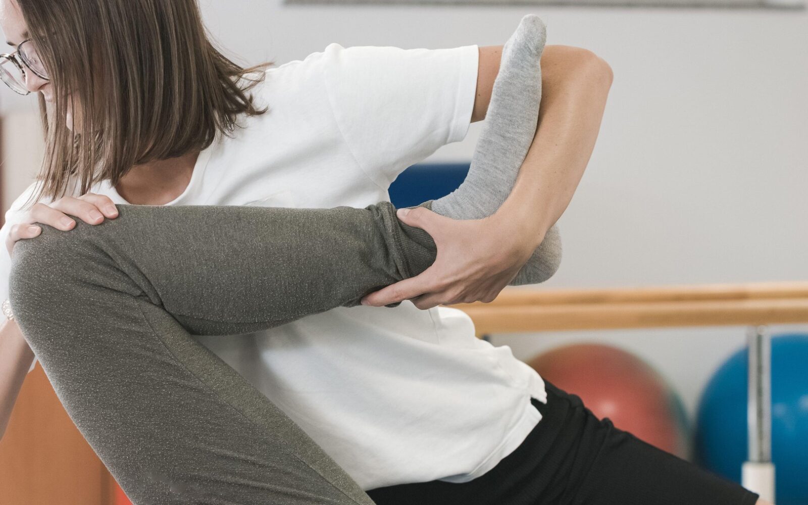 Moški z išiasom na terapiji pri fizioterapevtki