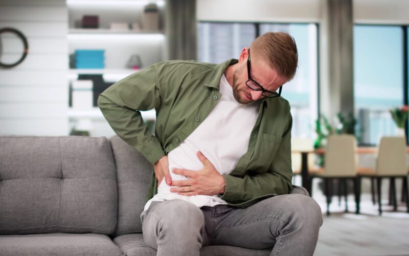 moški se drži za trebuh