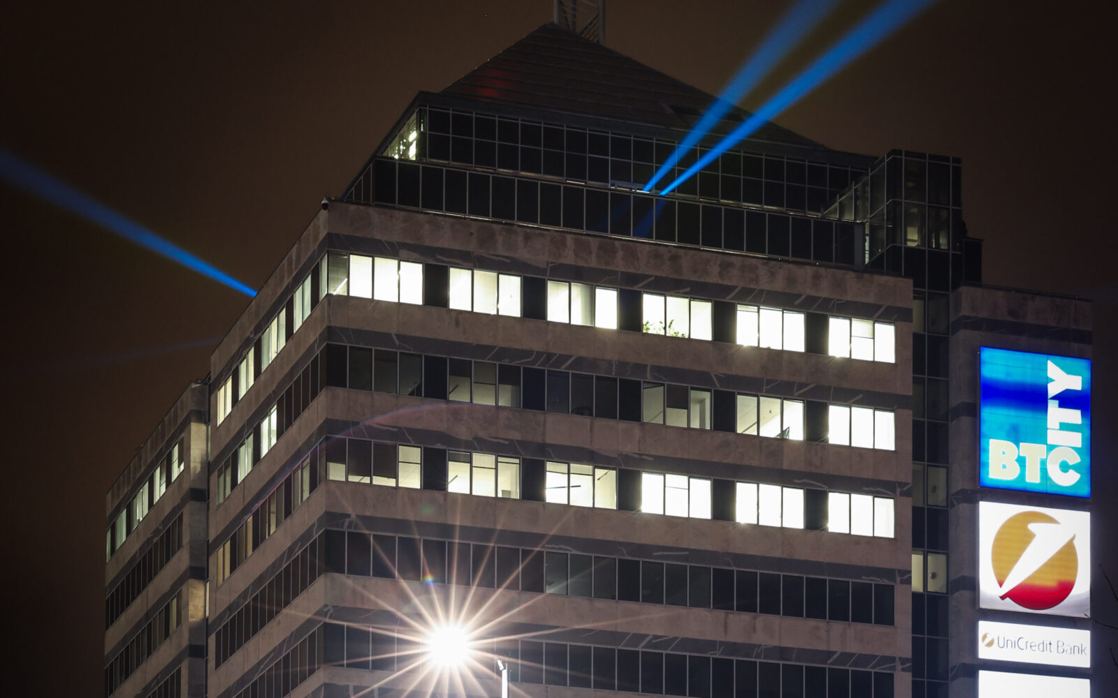 Zato je včeraj po Sloveniji in svetu sijala turkizna barva!