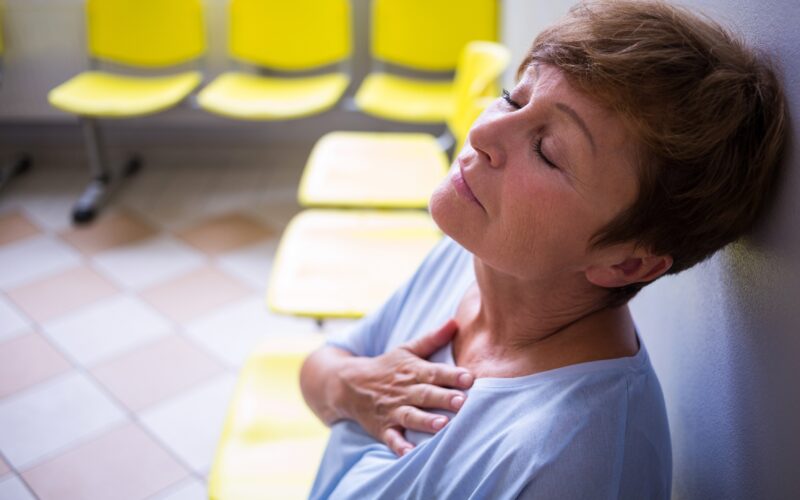 Ženska bolnica v čakalnici zdravstvene ustanove
