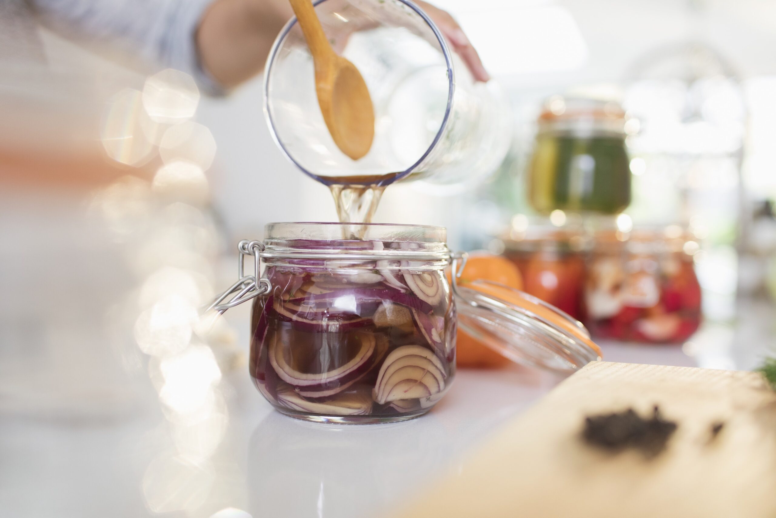 Ženska vlaga zelenjavo v kis - fermentirana zelenjava koristna za odpornost in imunski sistem.