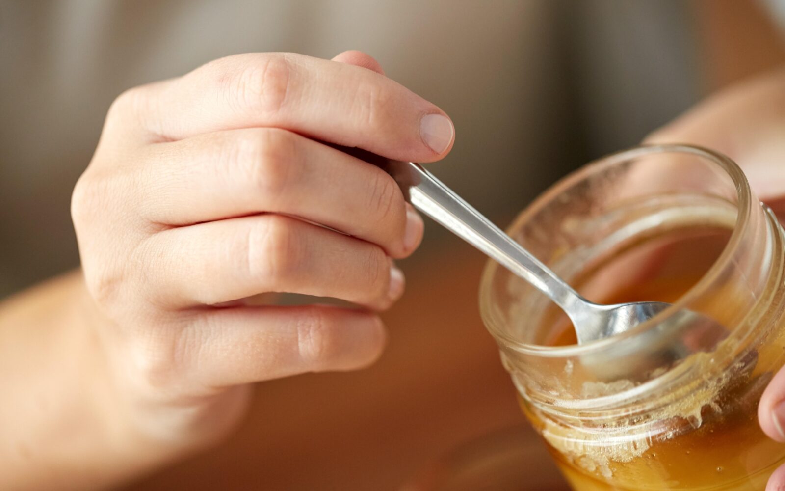 Žlica medu pred spanjem - naravno sredstvo za lajšanje bolečin v grlu pri otrocih, starejših od enega leta.