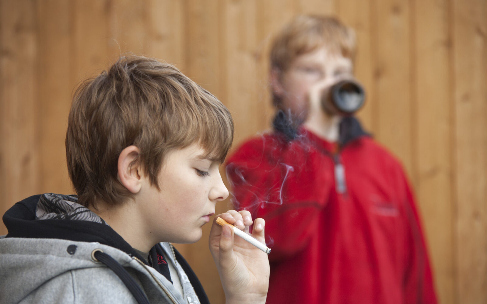 Mladostnik kadi in pije alkohol