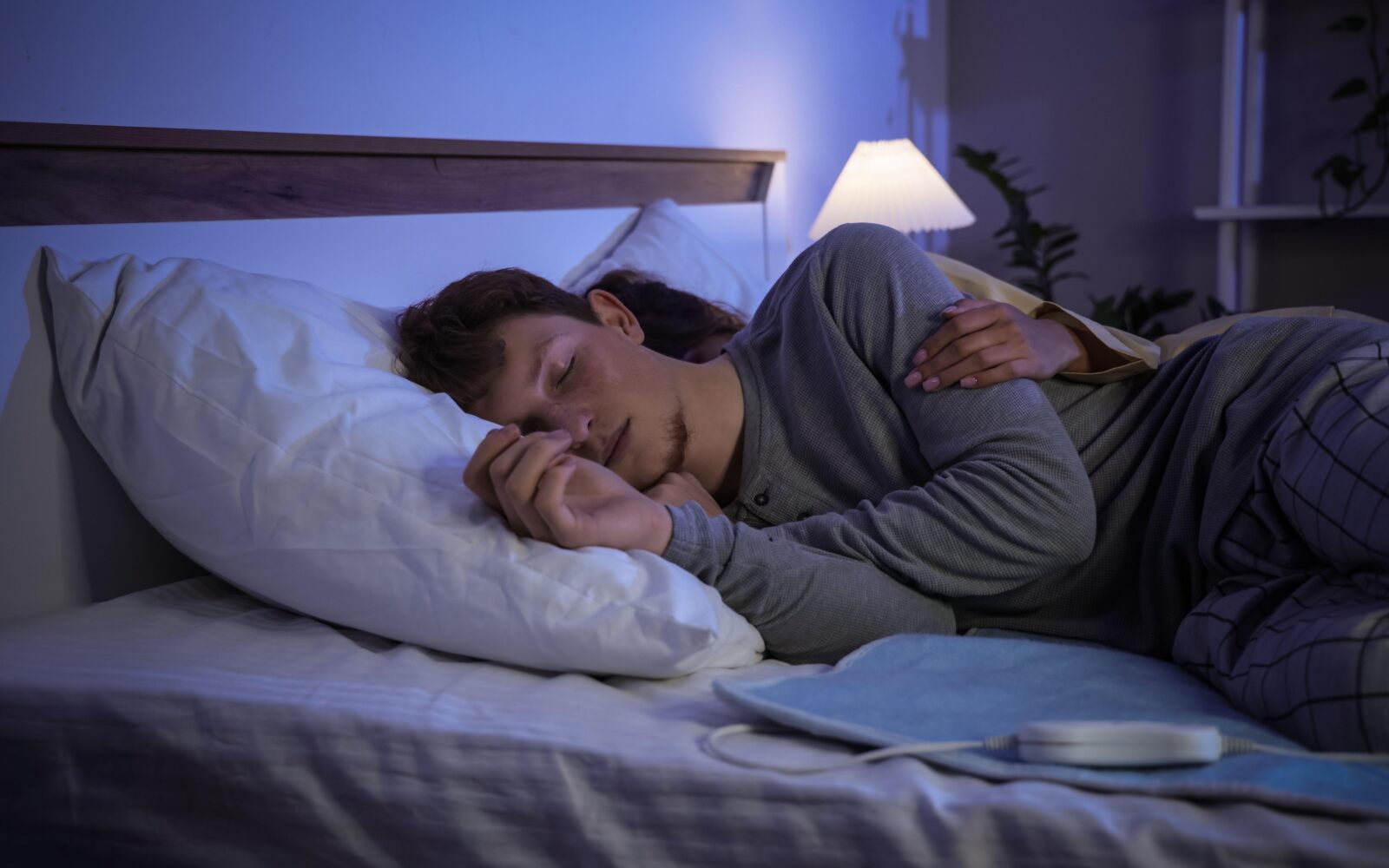 Mlad par spi na ogrevani podlogi