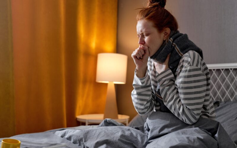 Kako si pomagati pri nadležnem nočnem kašlju?