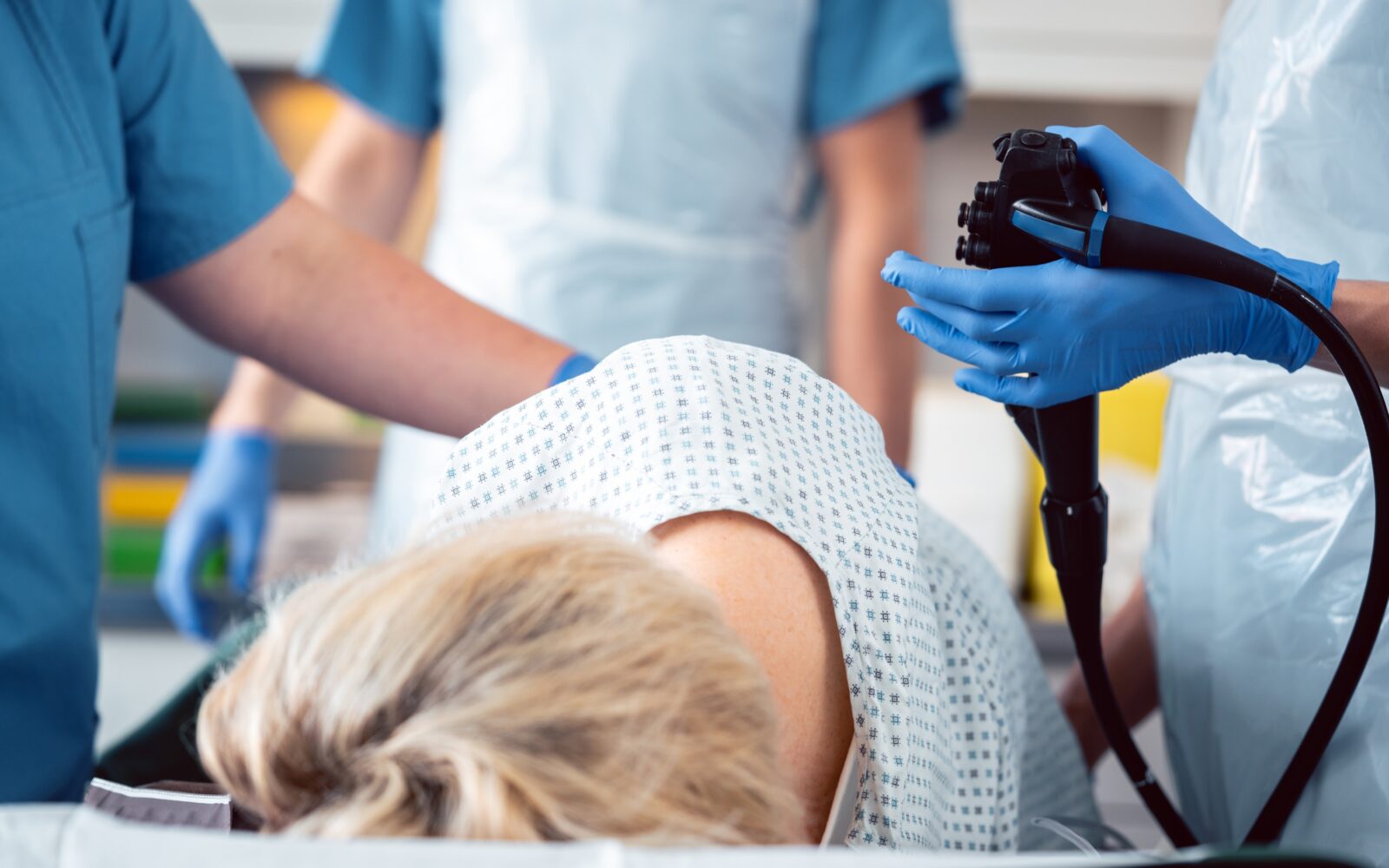 Bolnik in zdravnik v bolnišnici med kolonoskopijo, pri kateri bo po novem pomagala tudi tehnologija z umetno inteligenco.