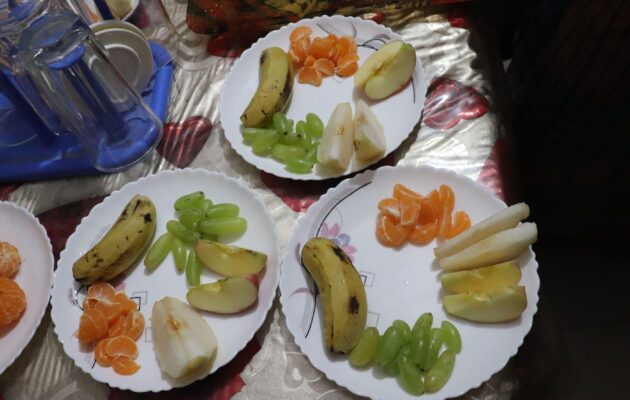 Omejen sadni obrok, ki ponazarja frutarijansko dieto