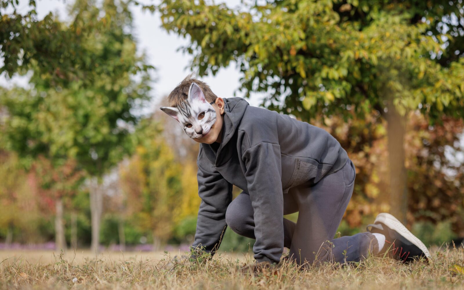 Najstnik therian - človek, ki se identificira kot žival - med izvajanjem kvadrobike.