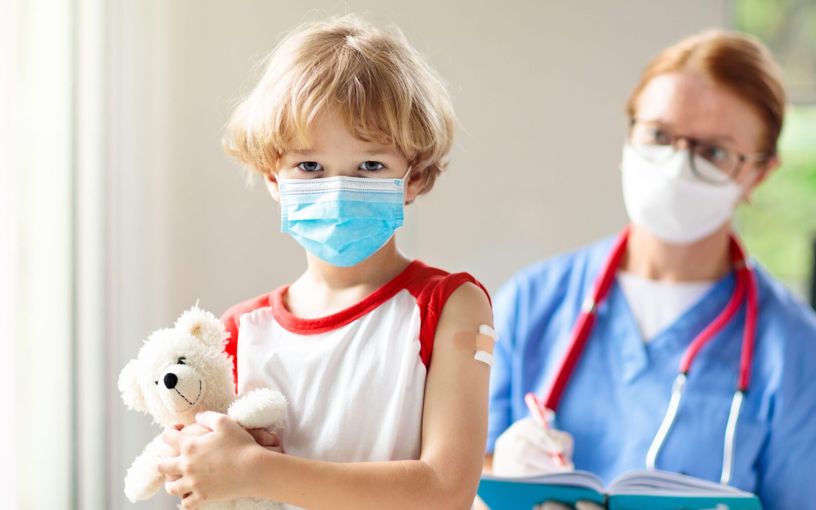 Otrok pri pediatrinji na pregledu zaradi tikov – pediater preverja možne vzroke in svetuje staršem.