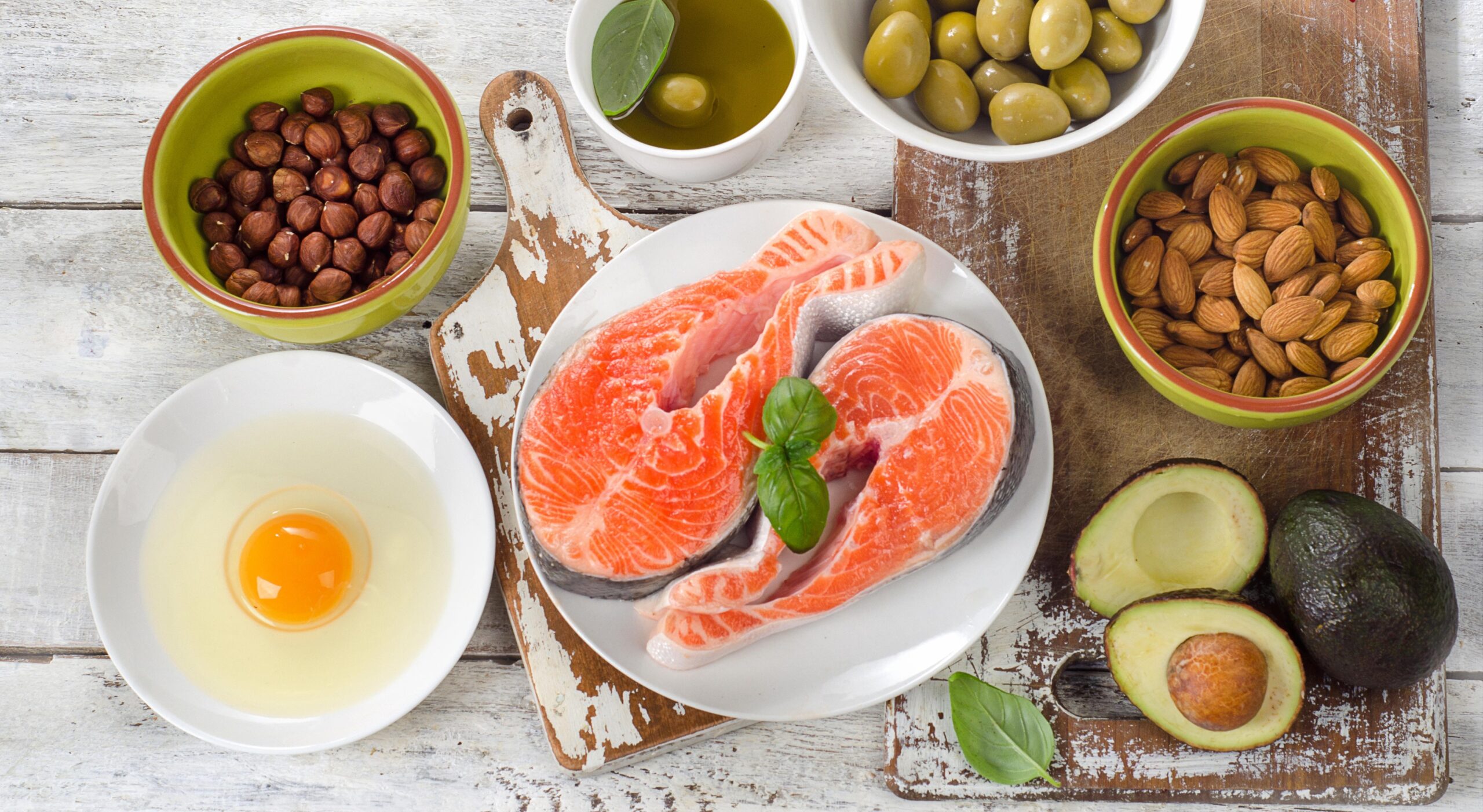 Živila, ki so vir zdravih maščob - losos, avokado, mandlji, avokado, olivno olje, oreščki, jajca