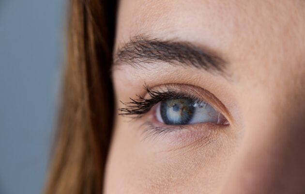 Slika ženskega očesa od blizu