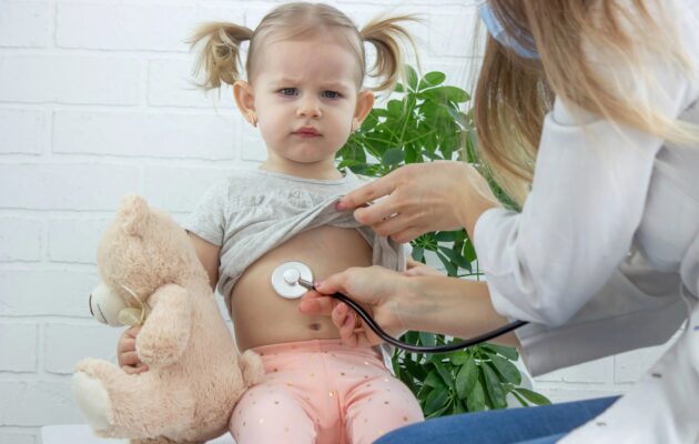 Majhna bolna deklica na pregledu pri zdravnici