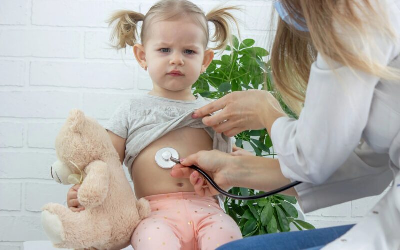 Bolni malčki: pediatrinja o tem, kaj lahko naredimo doma in kdaj k zdravniku