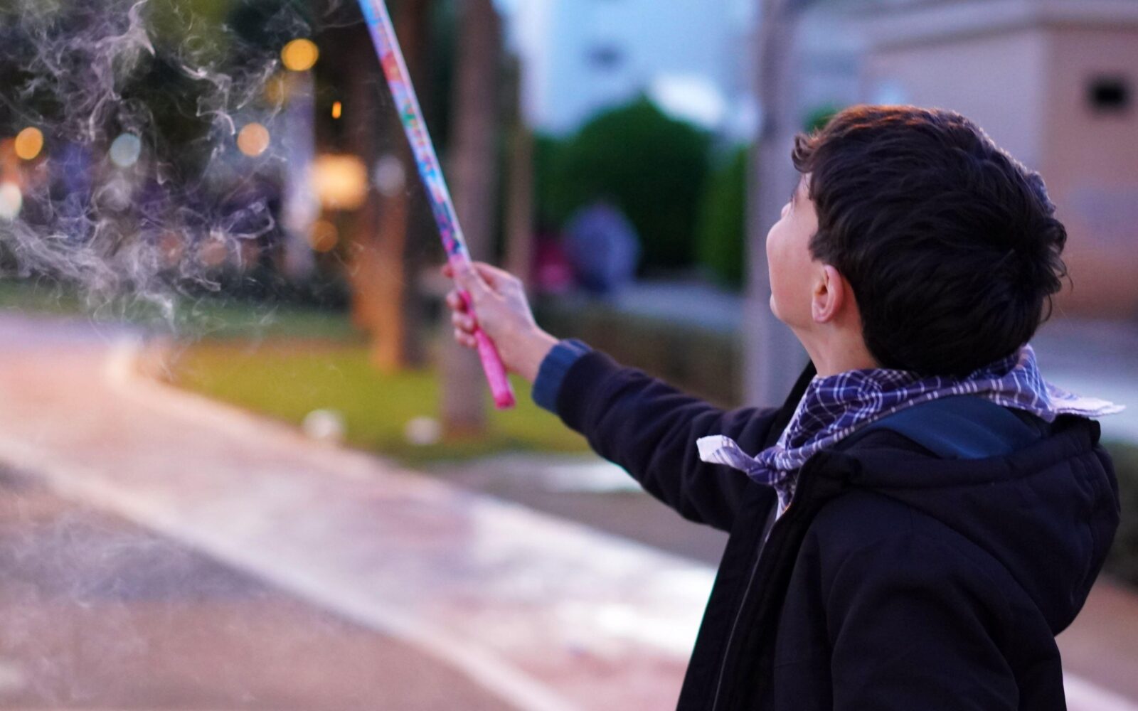 Deček ima v rokah pirotehnično sredstvo