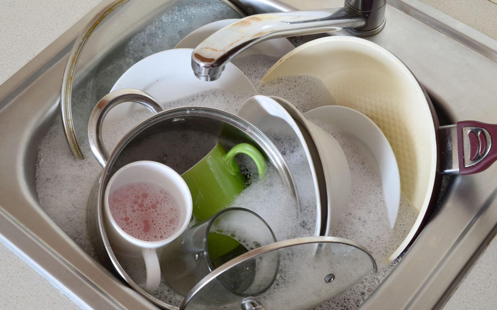 Umazana posoda v koritu