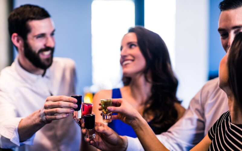 Razkriti šokantni podatki: Za toliko alkohol skrajša življenje