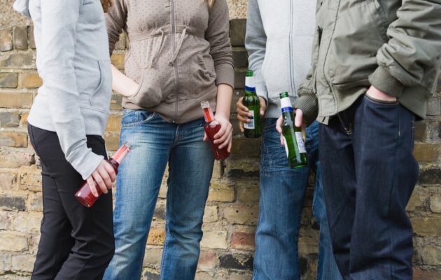 Mladi z alkoholnimi pijačami – opozorilo na tveganja pitja alkohola med otroki in mladostniki