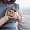 Ženska se drži za srce, bolezni srca