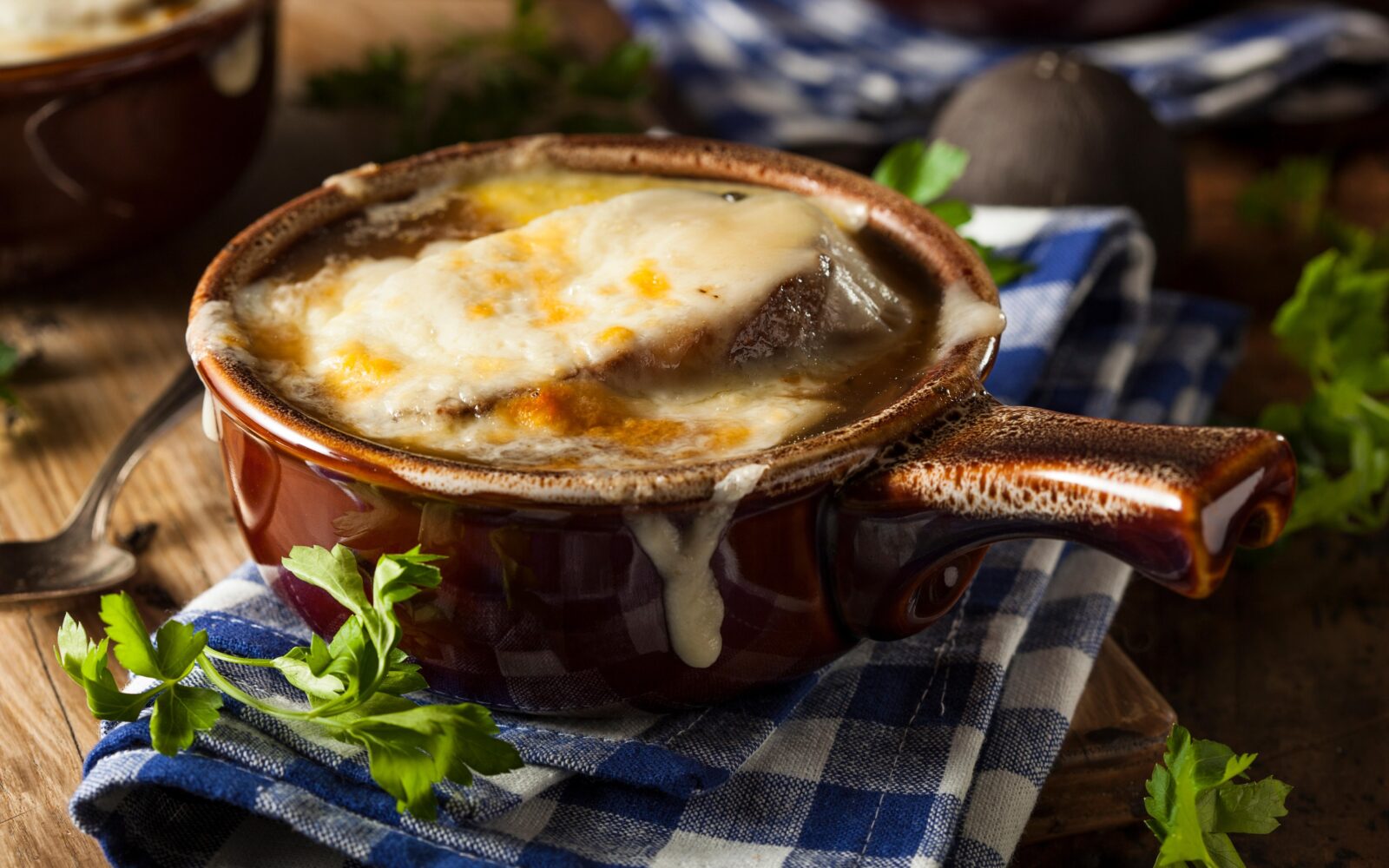 Francoska čebulna juha - odlična predjed za praznično vegetarijansko pojedino.