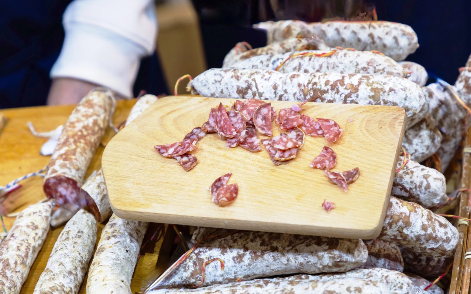 Fermentirane klobase so se v analizi EFSA in ECDC izkazale kot najpogosteje kontaminirano živilo z listerijo.