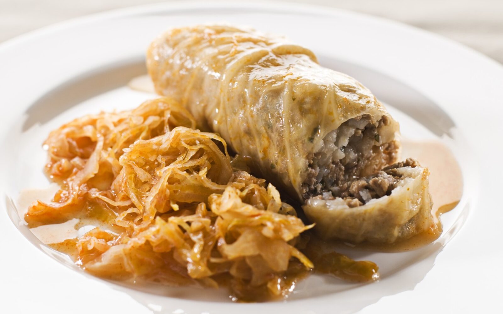 Sarma na krožniku – koliko časa je sarma še varna za uživanje po shranjevanju v hladilniku