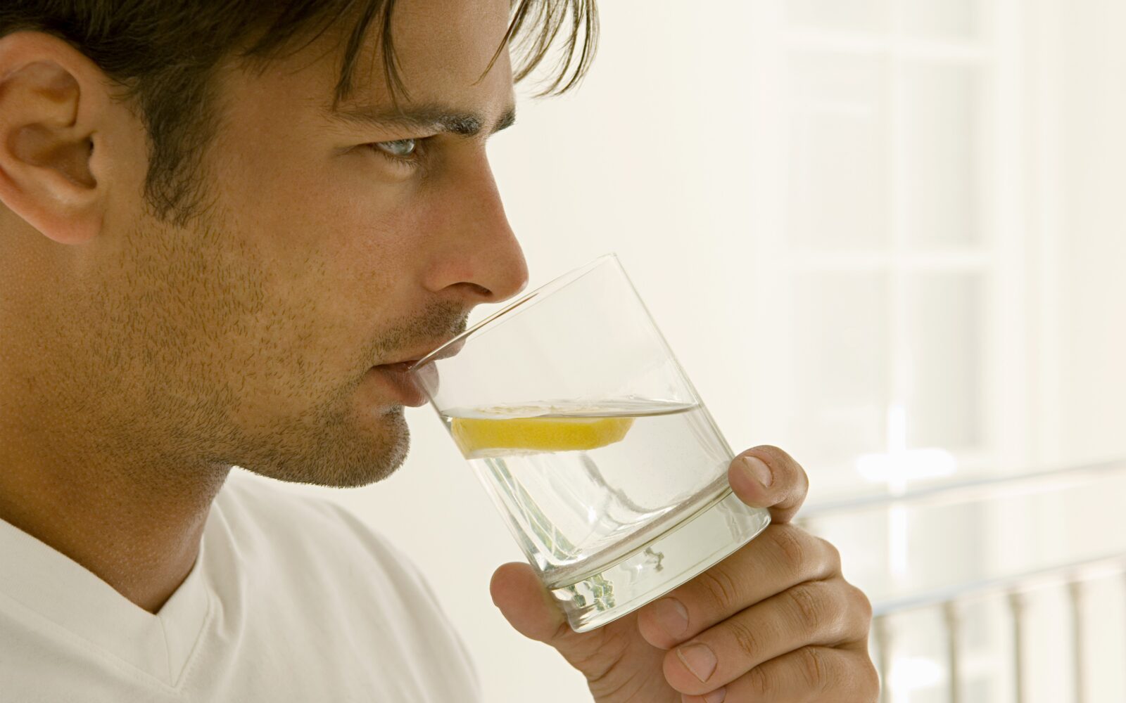 Pitje limonine vode za boljšo prebavo in hidracijo