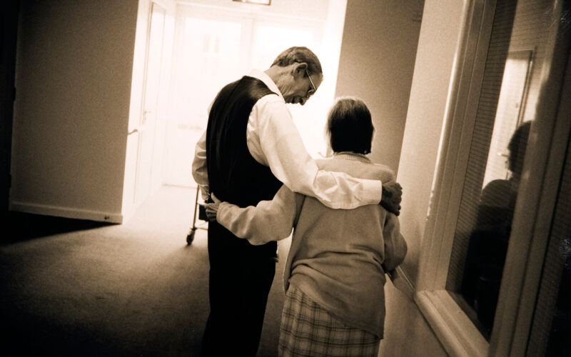 Stavek, ki pri demenci zlomi tudi najmočnejše: “Odpelji me domov”