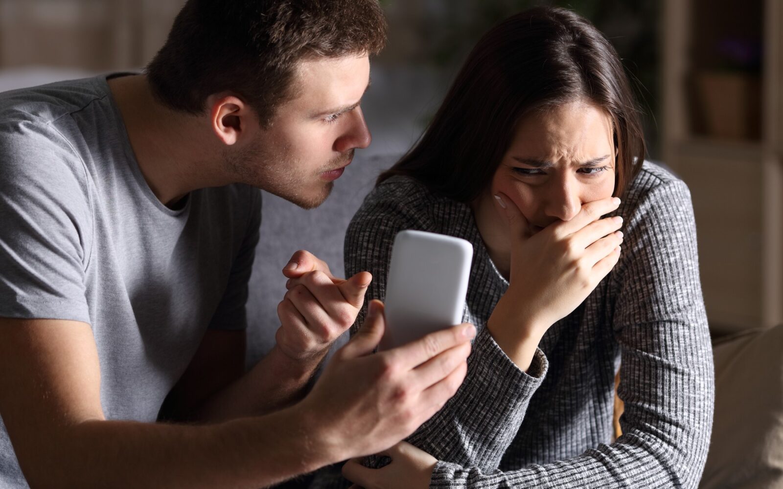 Ženska v šoku ob razkritju partnerjeve prevare na telefonu