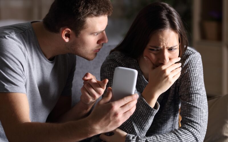 Partner me je prevaral! Naj ga prevaram nazaj?