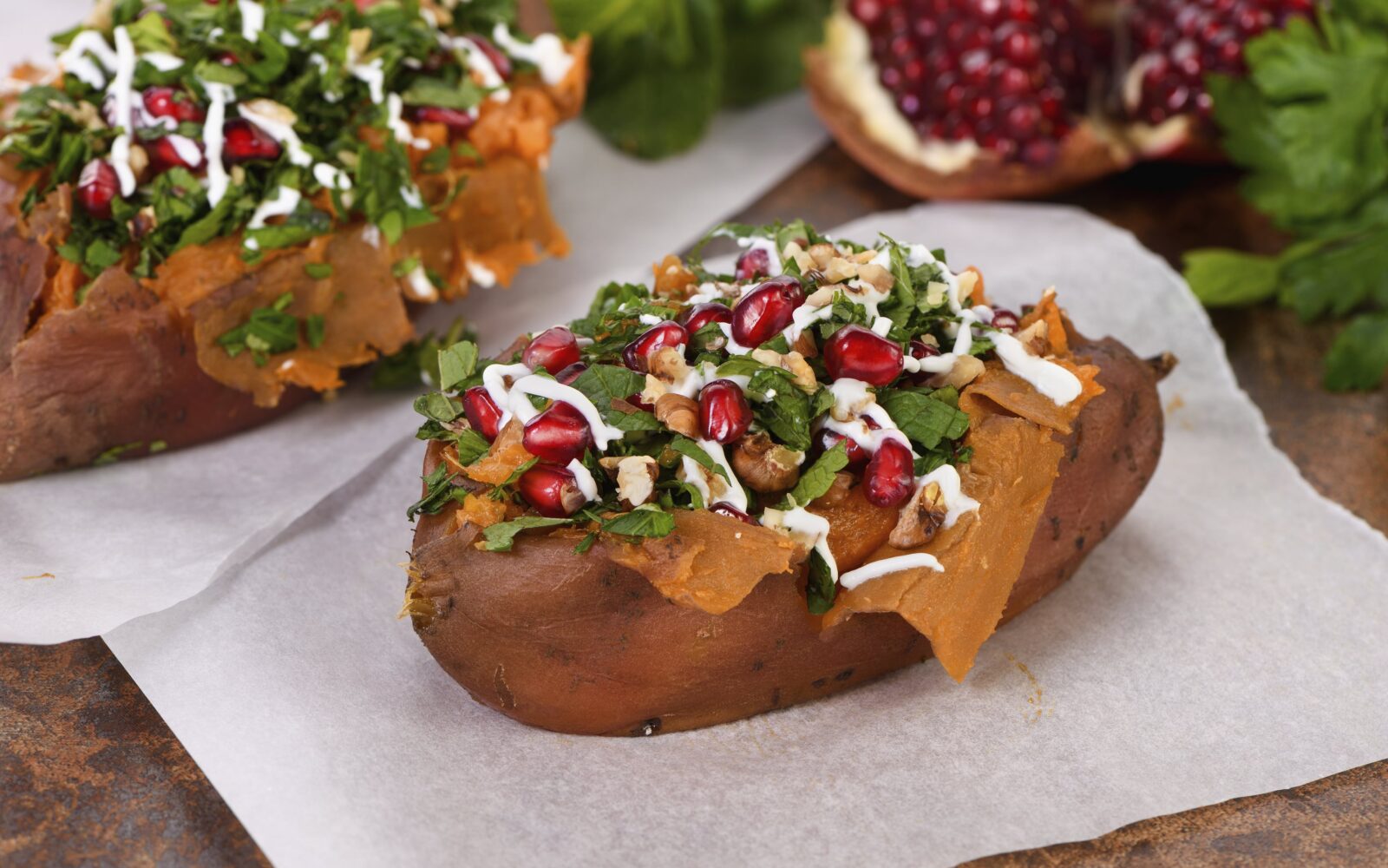 Polnjen sladki krompir z granatnim jabolkom, zelenjavo in sirom - odlična vegetarijanska glavna jed