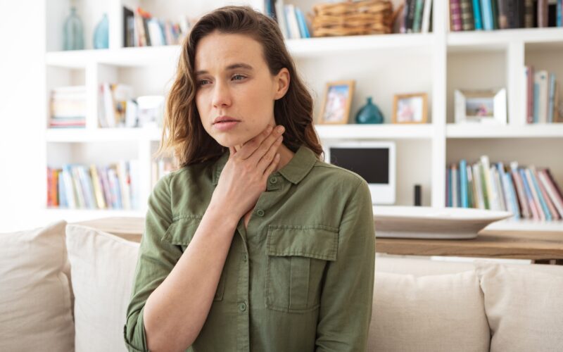 Ko začne boleti grlo: kako si pomagati brez antiseptikov?