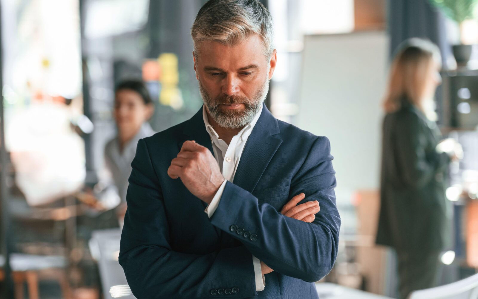 Nevidna travma iz otroštva, ki moškemu lahko sledi vse življenje