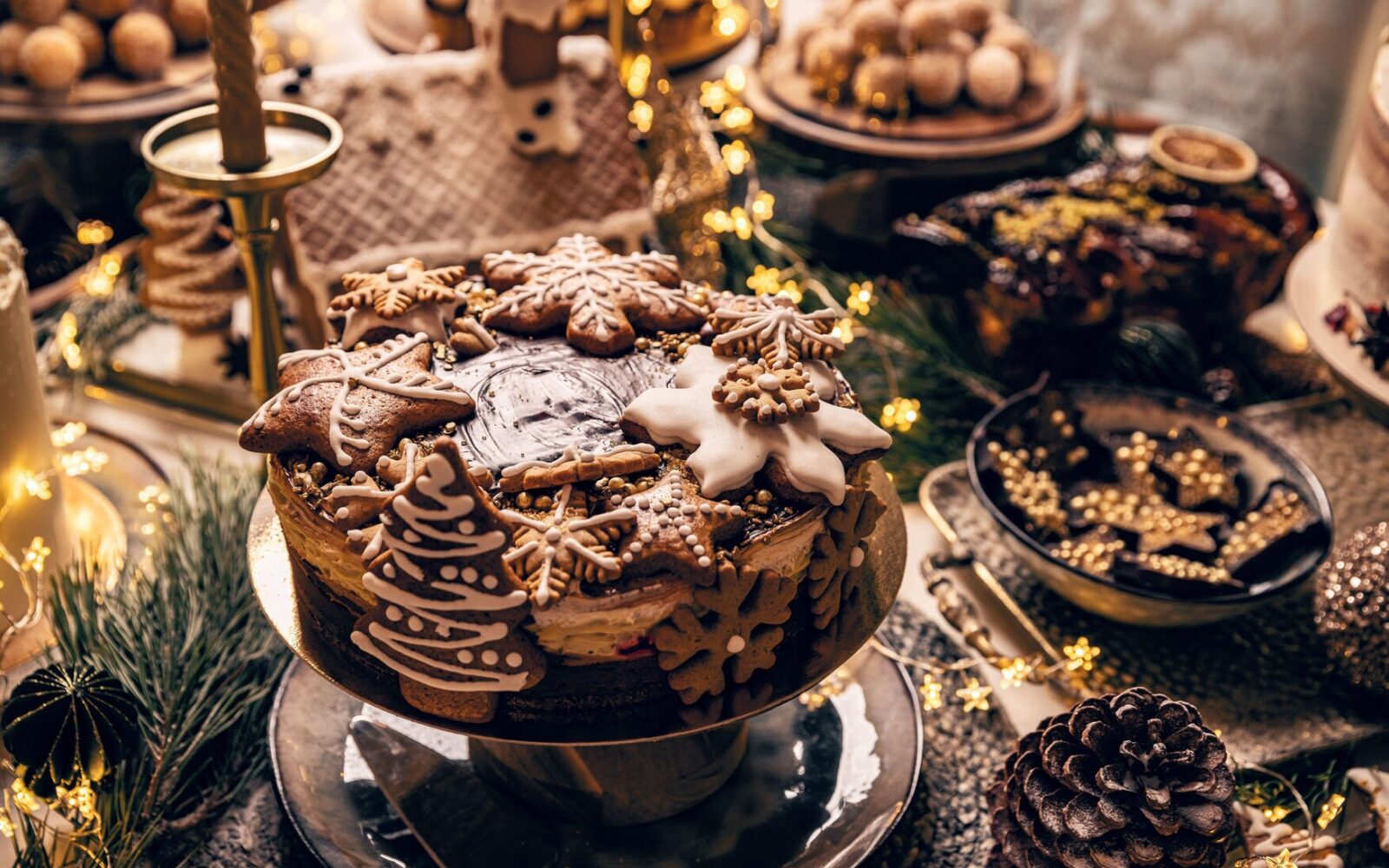 Krožniki na mizi, polni piškotov in božičnih sladic za praznično večerjo