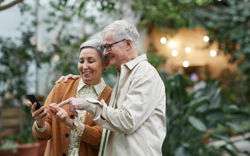 Telefon kot tiha opora v tretjem življenjskem obdobju: zdravila, varnost, stiki in spomin