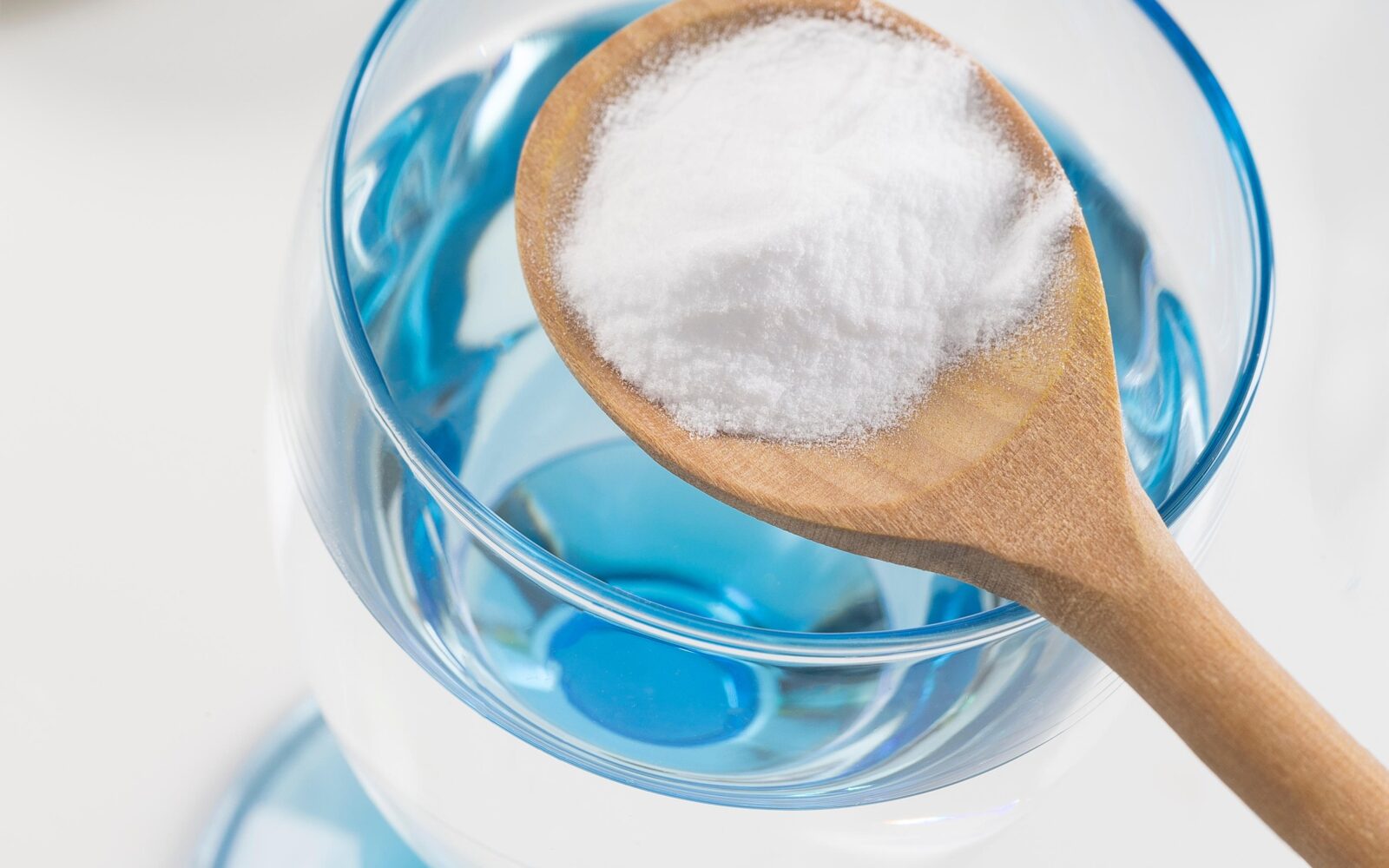 Soda bikarbona v vodi proti zgagi in želodčnim težavam