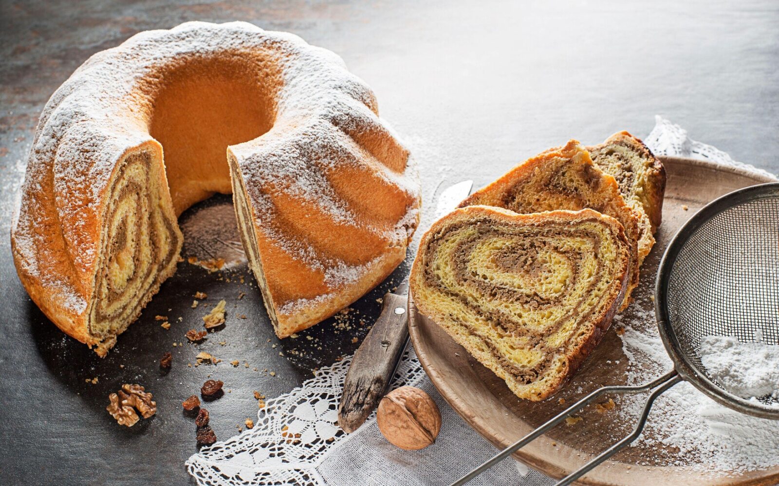 Tradicionalna slovenska potica - nepogrešljiva sladica med prazniki.