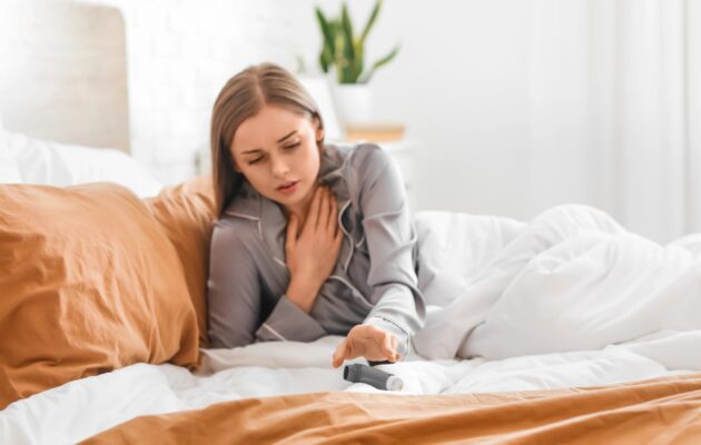 Ženska z alergijo in težavami z dihanjem v postelji