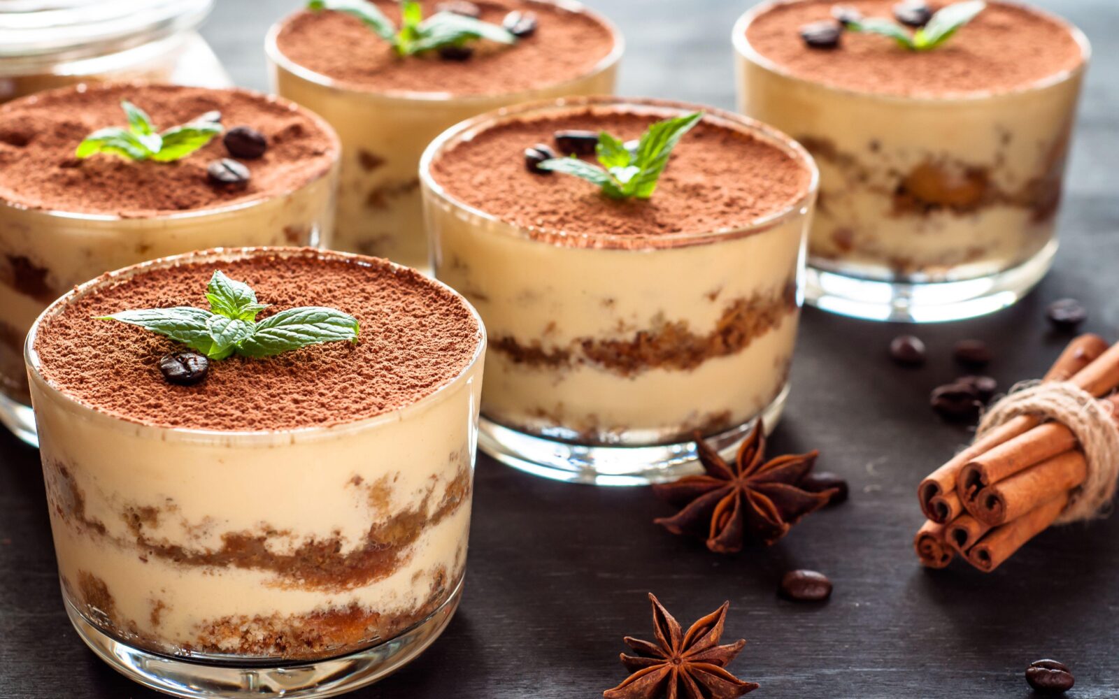 Sladica tiramisu v kozarčku - priljubljena sladica, ki pozimi navdušuje tako z okusom kot z videzom