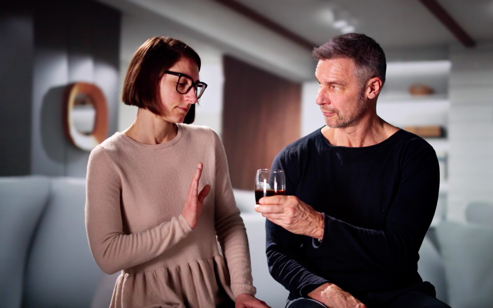 moški ponuja ženski kozarec alkohola, ženska pa ga zavrača, stop alkoholu, abstinenca od alkohola, dry january