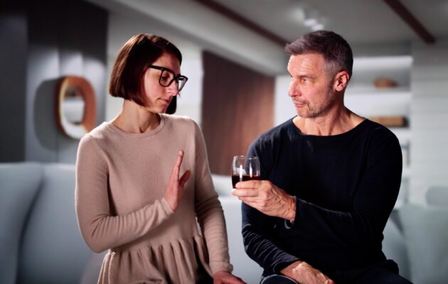moški ponuja ženski kozarec alkohola, ženska pa ga zavrača, stop alkoholu, abstinenca od alkohola, dry january