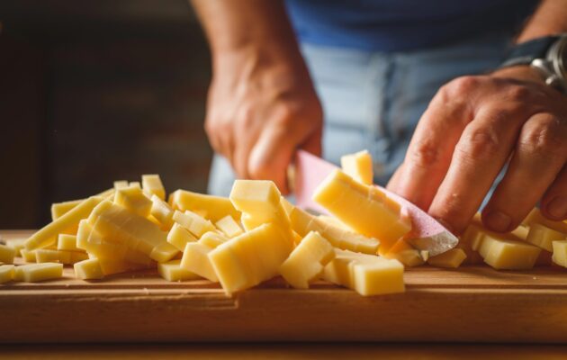 Rezanje sira na leseni deski – koliko sira lahko jemo vsak dan