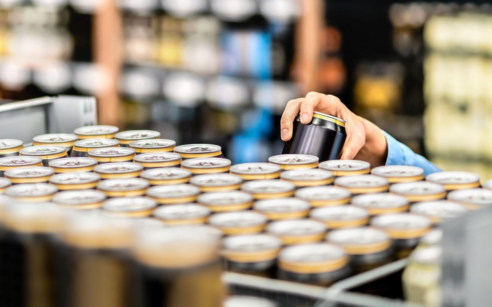 ka posega po sladkani pijači na trgovski polici, kar ponazarja večjo dostopnost alkohola in sladkih pijač