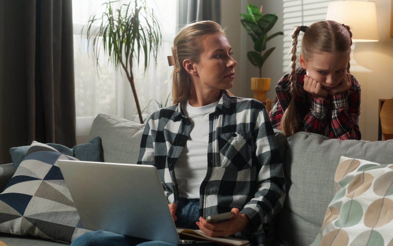 deklica si želi mamine pozornosti, a je ta na računalniku