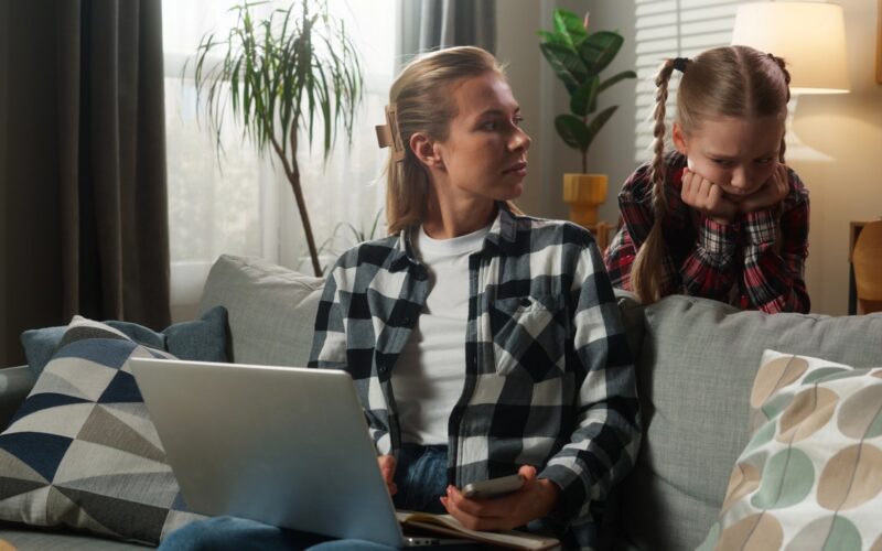 deklica si želi mamine pozornosti, a je ta na računalniku