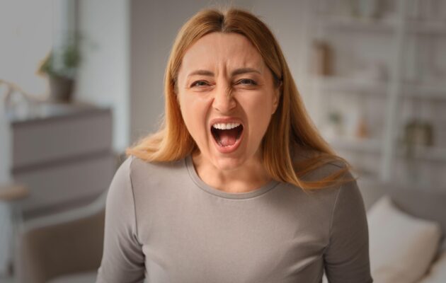 Ženska po 40. letu doživlja jezo zaradi perimenopavze in hormonskega neravnovesja