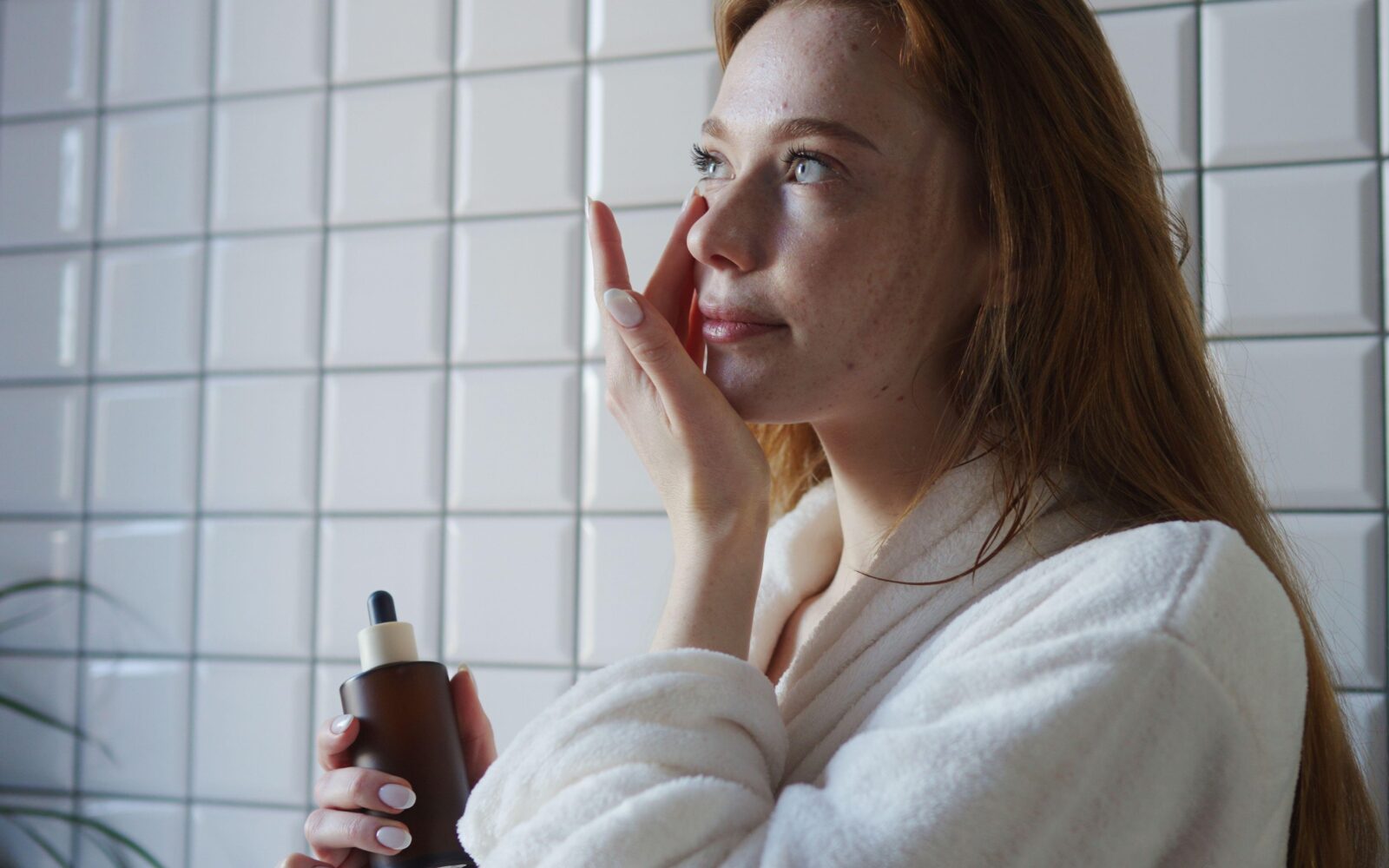 Ženska v kopalnem plašču izvaja nego kože