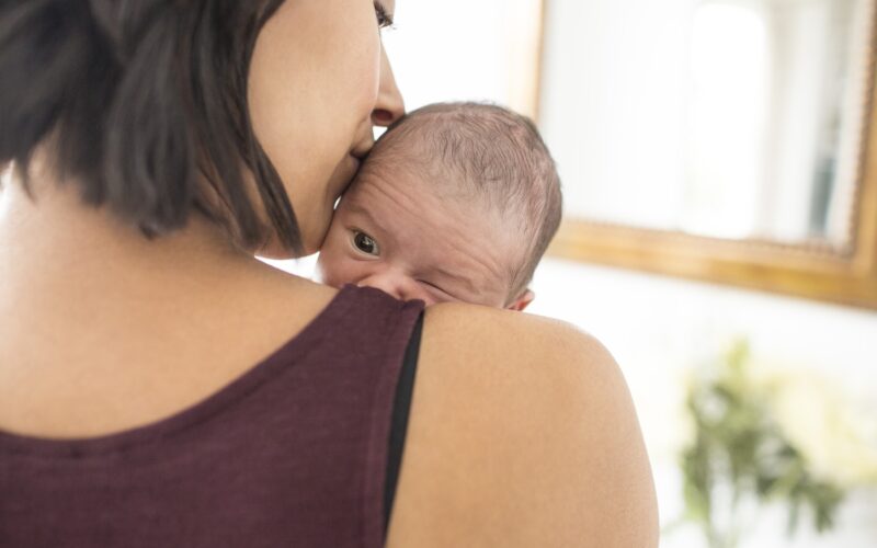 Mati drži novorojenčka po porodu