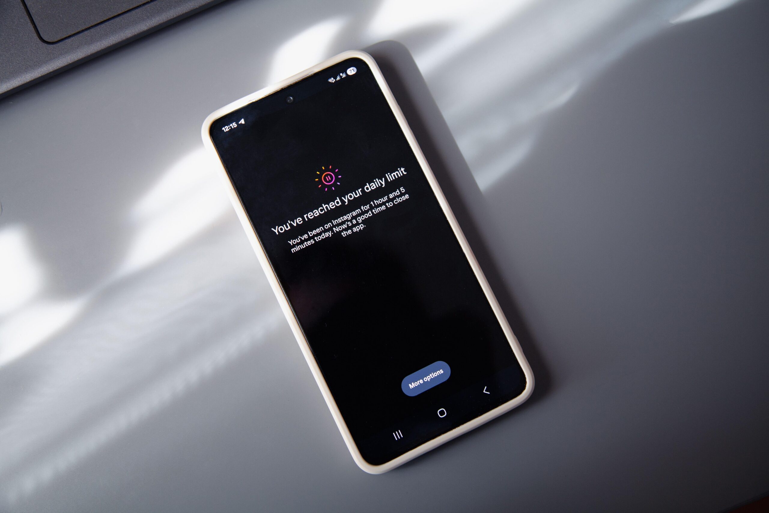 Obvestilo o doseženem dovoljenem času uporabe zaslona - digitalni detox