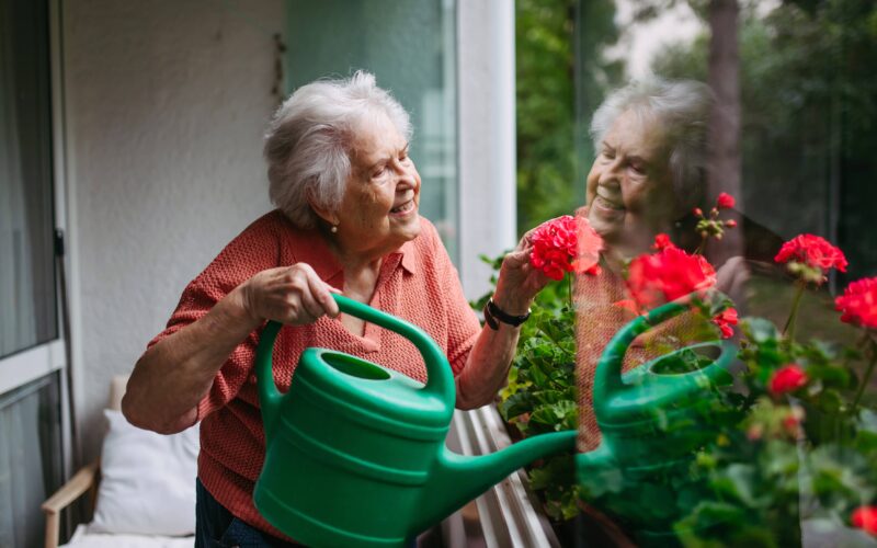 Največja napaka svojcev pri demenci: to počnemo iz ljubezni — in škodimo
